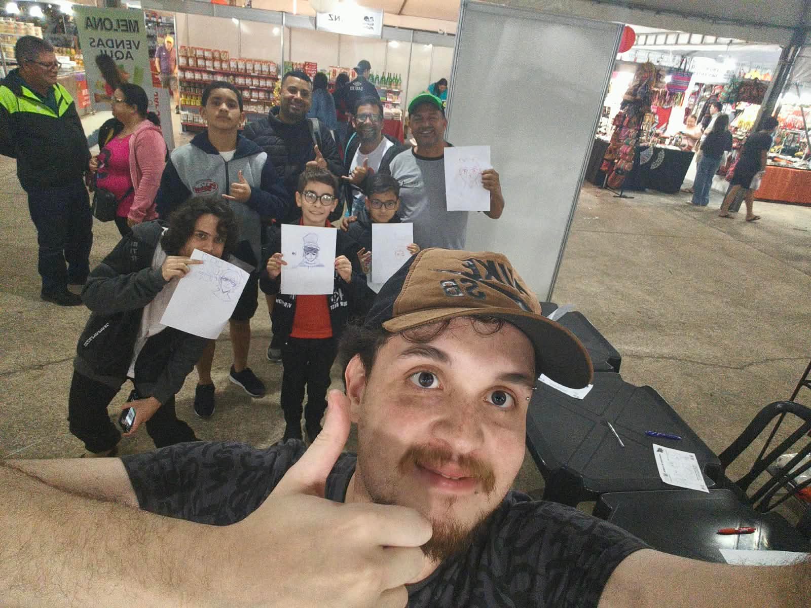 Alunos de várias idades desenhando juntos